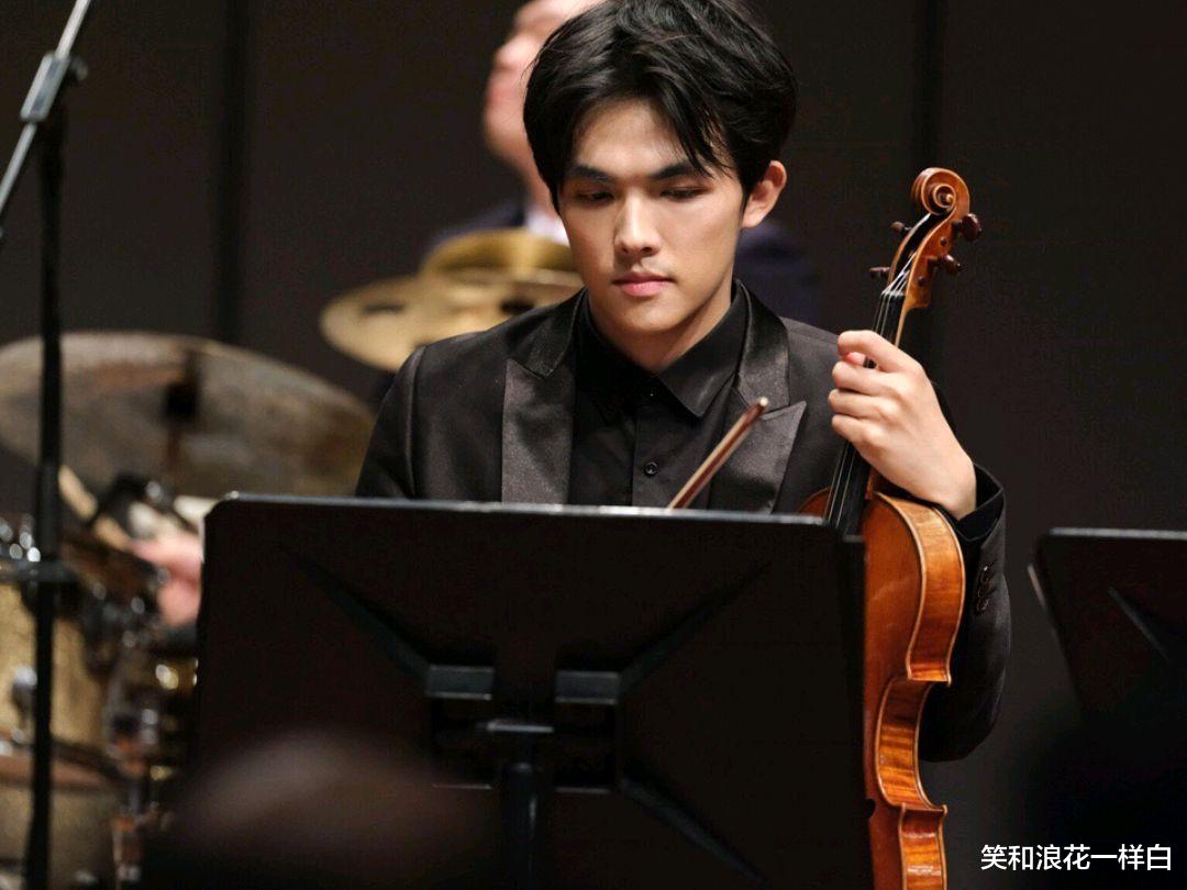 笑和浪花一样白|张雨绮和小8岁男友官宣恋情，网友调侃：眼光变好终于不再是大叔