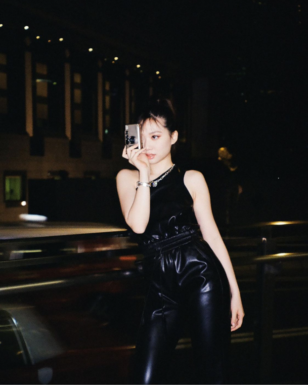 甄子丹|甄子丹17岁女儿秀新造型！穿黑皮裤脚踩水晶鞋，画深眼影走炫酷风