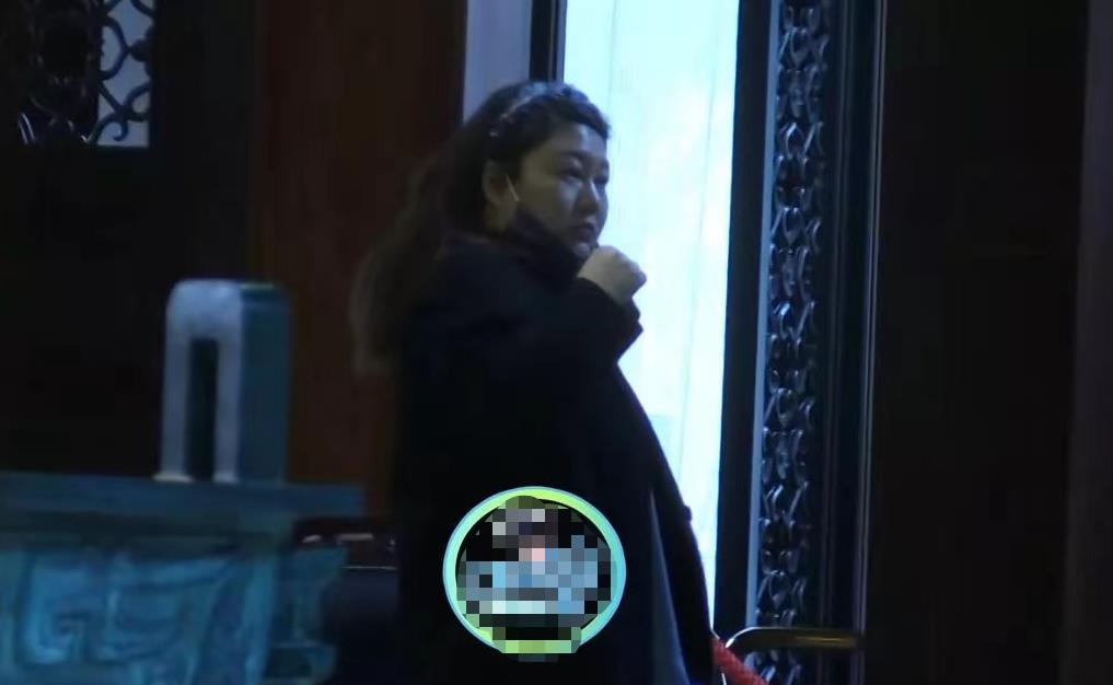 家装日志 杨天真私下与李诞聚会，穿黑色外套难掩臃肿，被李诞搂肩热聊