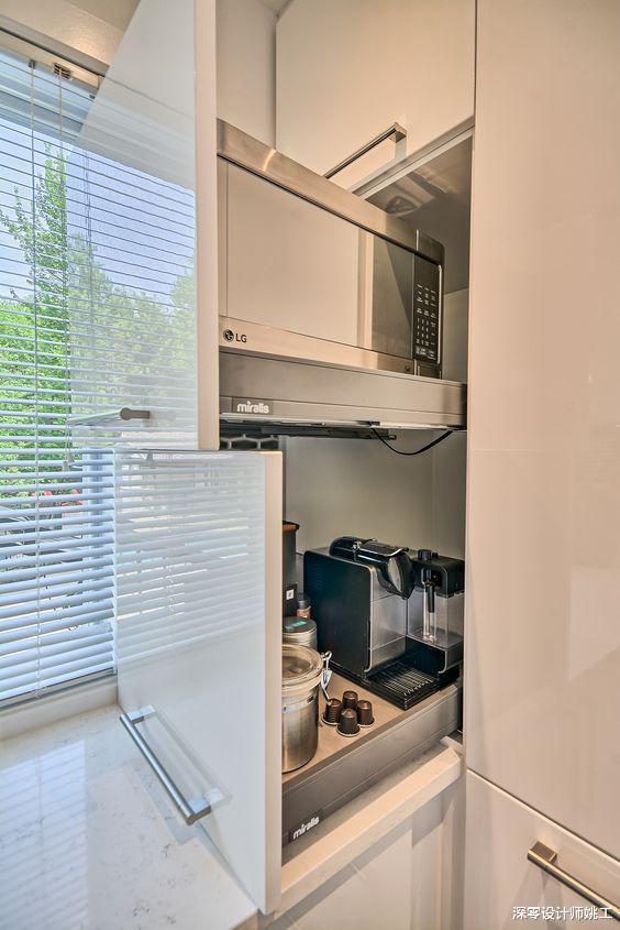 厨房越小越不建议常规装修,内侧转角设储物间,1㎡也能大有用途