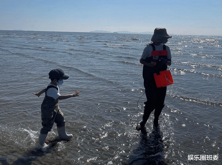 蔡琳|蔡琳带儿子浪漫海边游，新恋情疑似曝光，儿子未见过亲爹将有后爸?