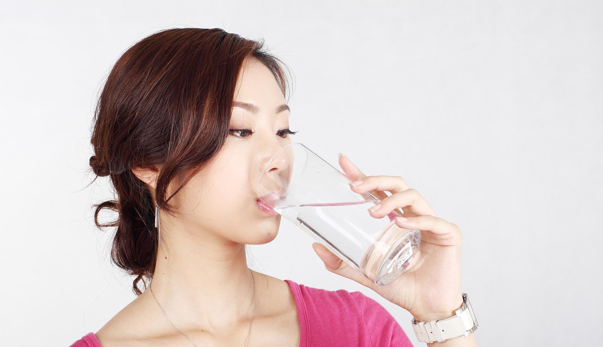 尿酸|水喝多了,排出的尿酸越多?尿酸偏高的人,几个饮水误区建议了解