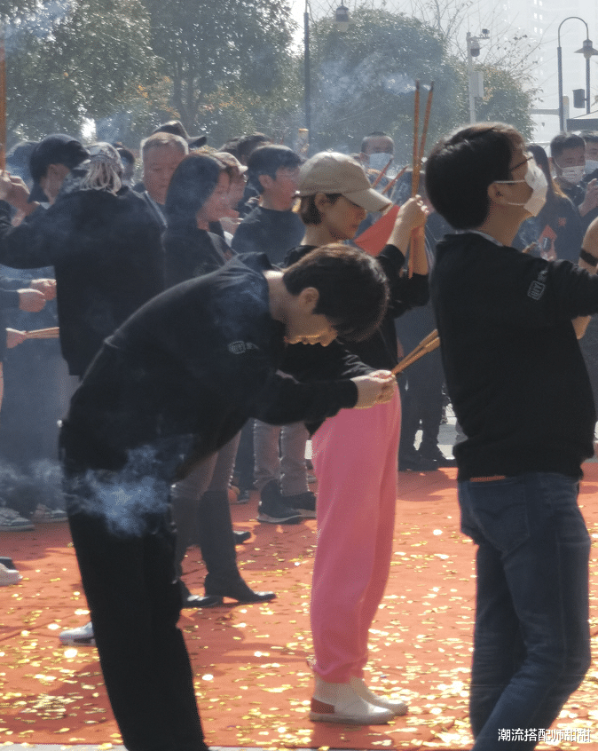 粉色|马伊琍与小13岁男演员搭戏，俩人穿剧组服装，还挺有CP感的