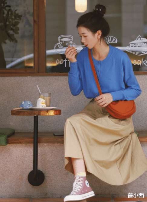 蓓小西 秋冬建议多穿“针织衫”,搭配牛仔裤时髦洋气,搭配半身裙真优雅