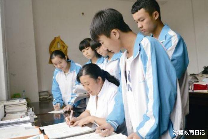 大学|建议“取消中考”，初高中合并4年直升大学，家长笑了学生哭了