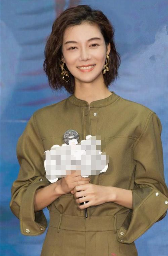 何有强|39岁车晓气质仍惊艳，一身军绿色套装高级时髦，减龄又知性