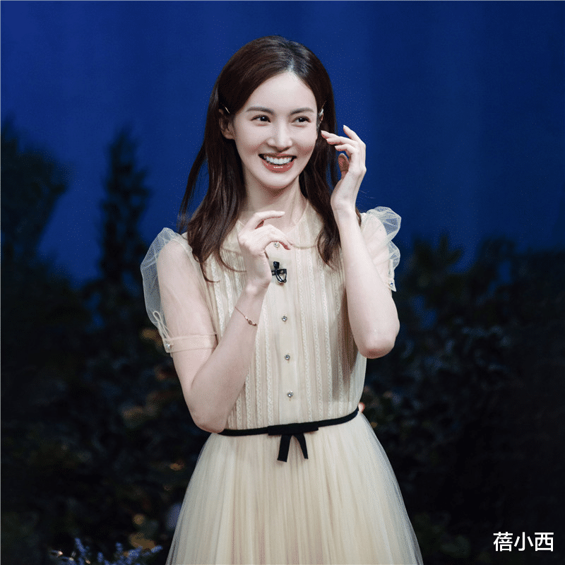 蓓小西|金晨的舞蹈家气质不一般，穿裸色抹胸裙美得像公主，肩颈线条真靓