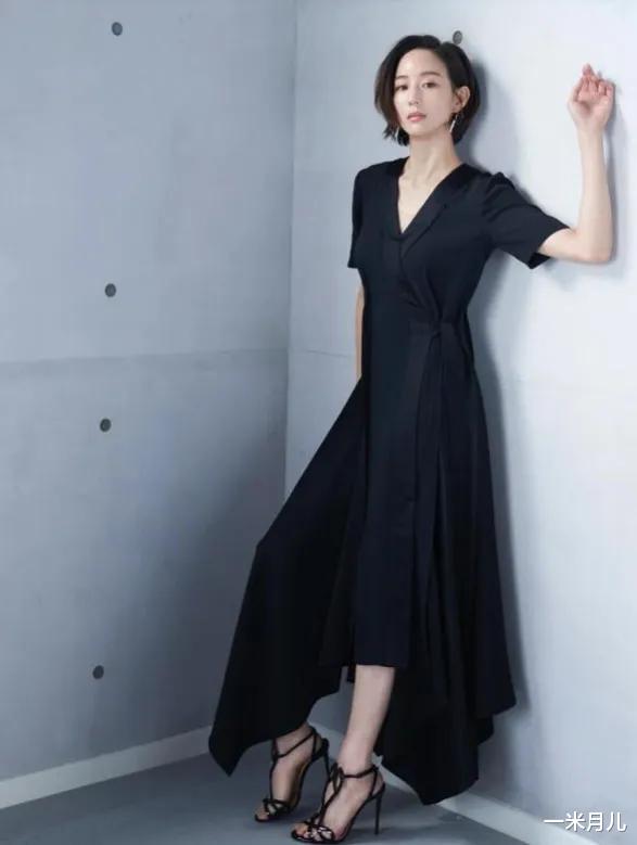 穿衣搭配|齐眉短发搭配黑色长裙，张钧甯小蛮腰太吸睛，这是四十岁的女人？