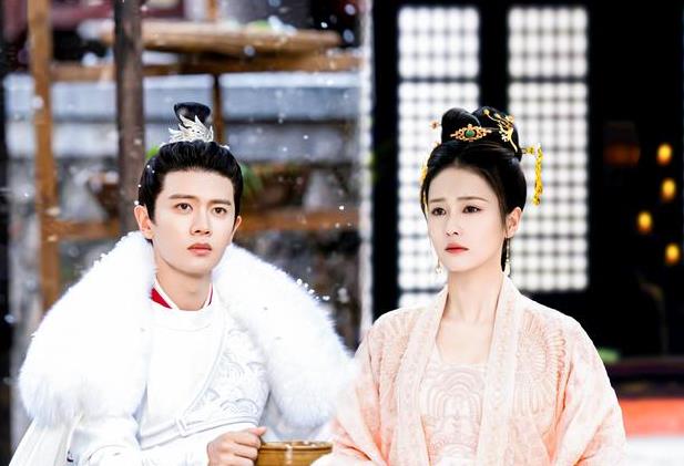 开心麻花|白鹿播音失误，任嘉伦听后反应暴露两人真实关系，不愧是“夫妇”