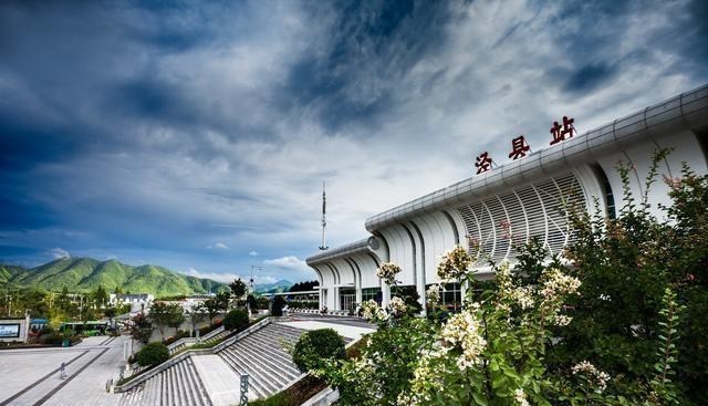 坦蕩鐘情豁達 宣城涇縣火車站猶如三刀潔白的宣紙，鋪展于青山綠水間