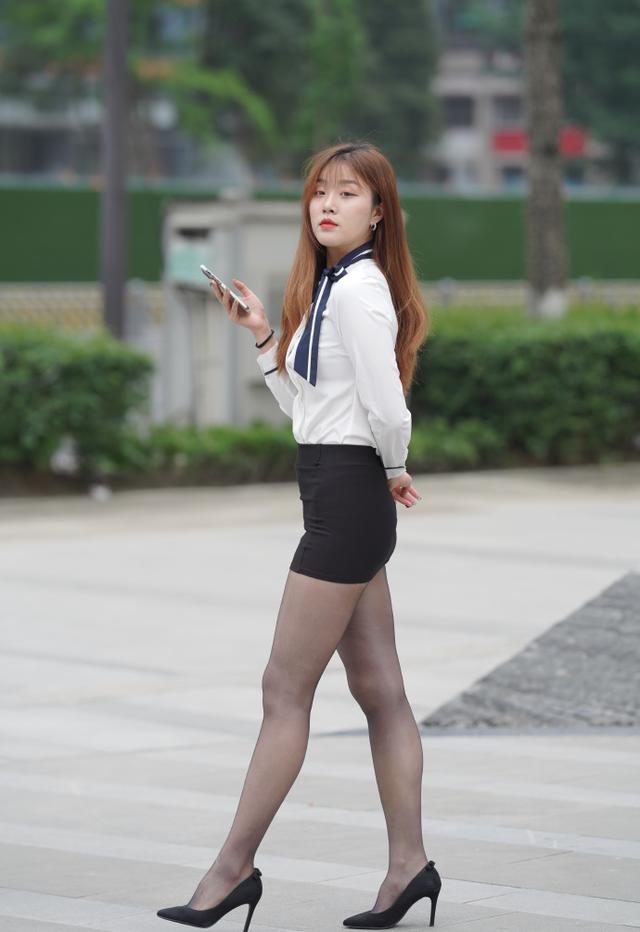 衬衫|夏天穿职业装会很土？今年流行“白衬衫配黑短裙”，优雅又时髦