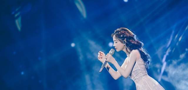 冯提莫|冯提莫跨年晚会倾情献唱《送你一朵小红花》，网友表示被提莫暖到