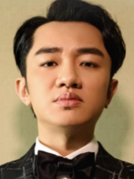 王祖蓝|李亚男晒一家美照，1岁小女儿已会走路，王祖蓝靠妻子怀中太甜蜜