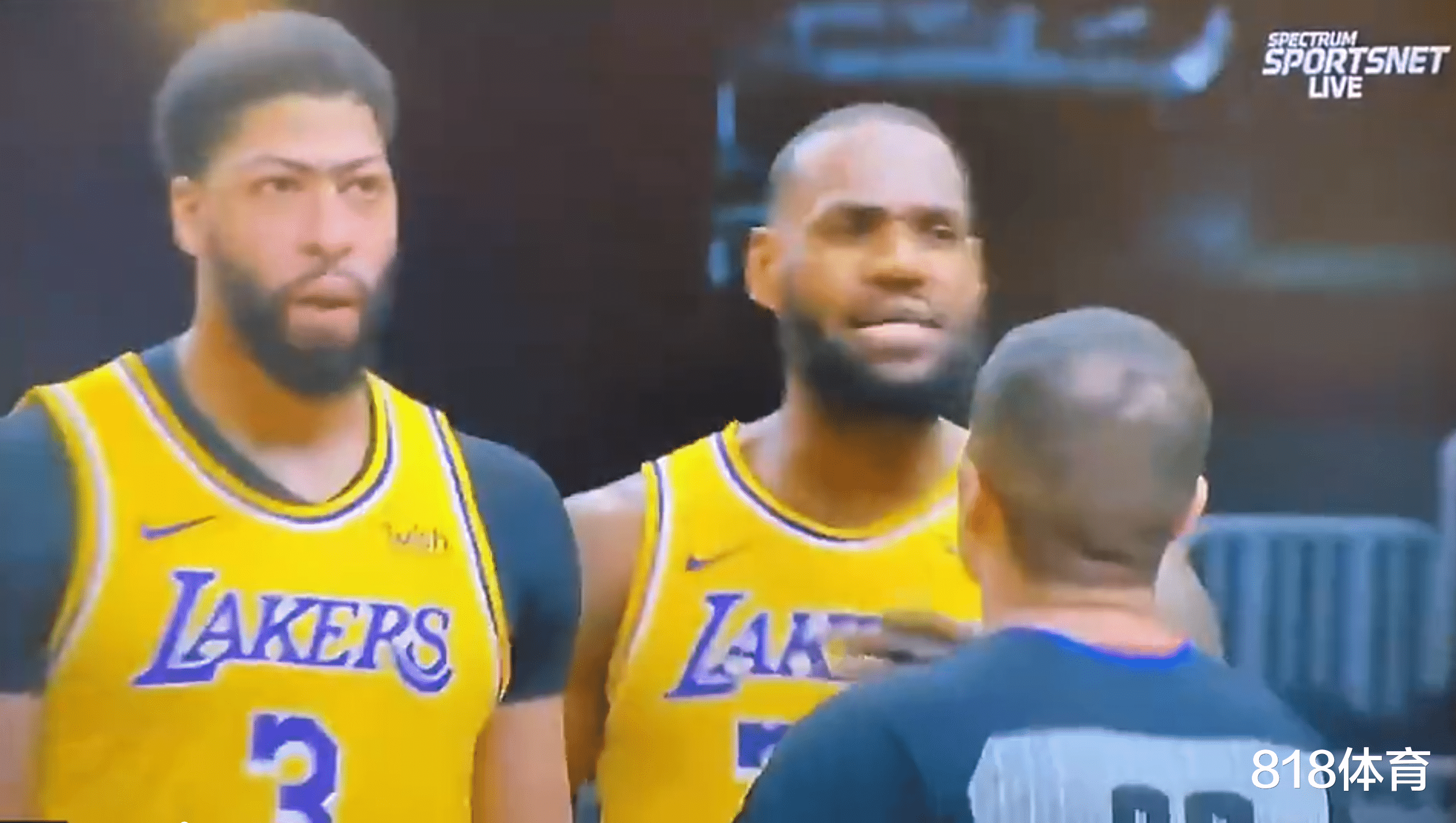 勒布朗·詹姆斯|你惹他干嘛! 美女富婆場邊沖詹皇噴垃圾話, 老詹連砍9分帶走勝利