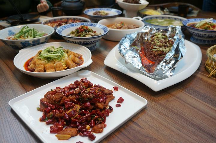 奇点人物志 乘海底捞“疏忽”，四川又一对夫妇靠火锅发家，如今身家超345亿