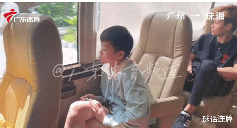 全红婵|团宠！全红婵再度现身游乐园玩耍，师兄谢思埸携女友一同前往