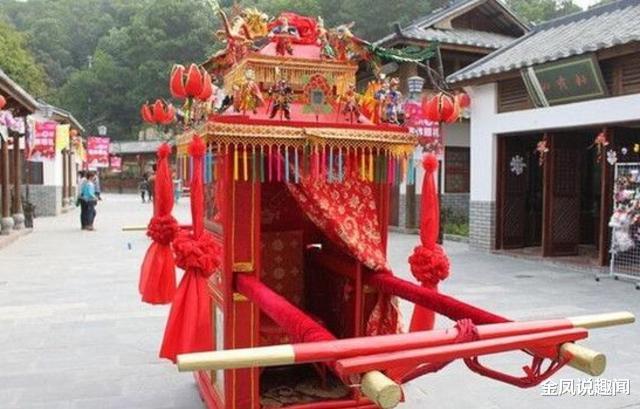 金凤说趣闻|故事:父亲去世,家里燃起了烟花,小女儿哭上门找揍