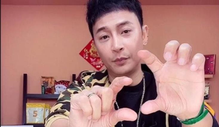 明星|明星卖66元一斤的草莓，被网友嫌太贵，他当众发飙：吃不起别说话