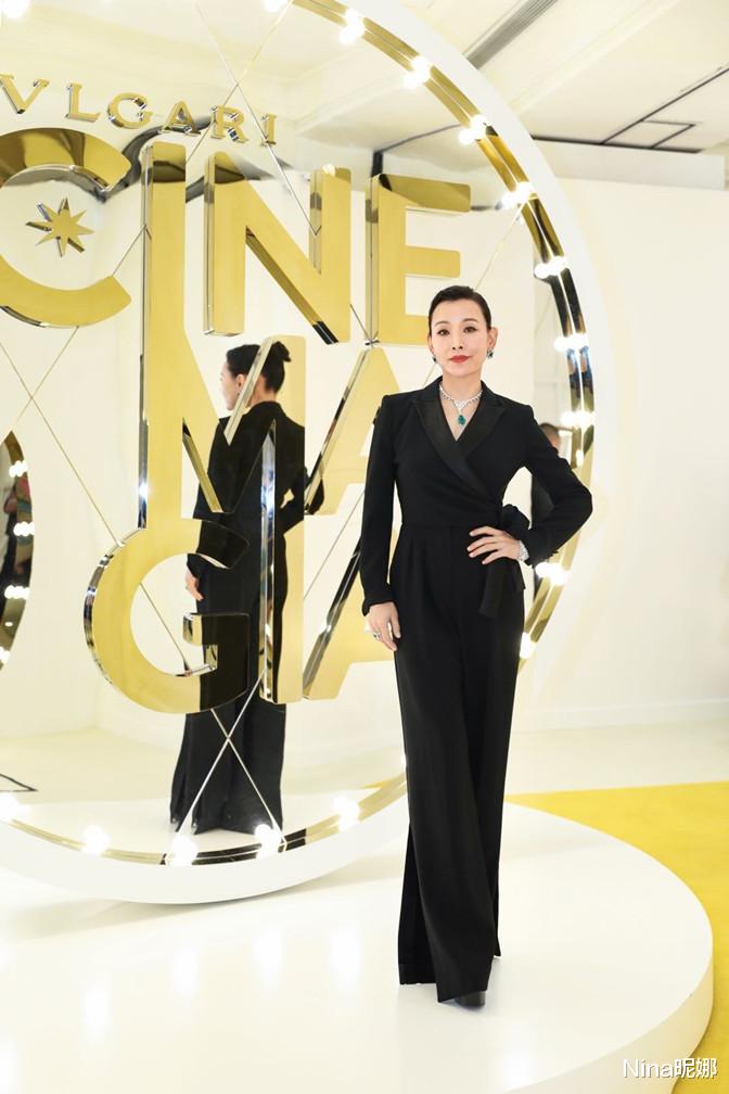 肖战|60岁陈冲久违亮相变胖，穿缎面裙大肚腩抢镜，老戏骨一出场就被吸引