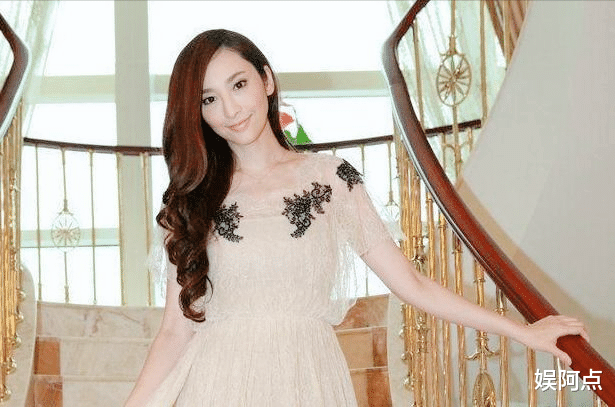 吴佩慈|吴佩慈宣布封肚，晒出一堆奶瓶告别孕妇生涯！四娃在手仍没名分