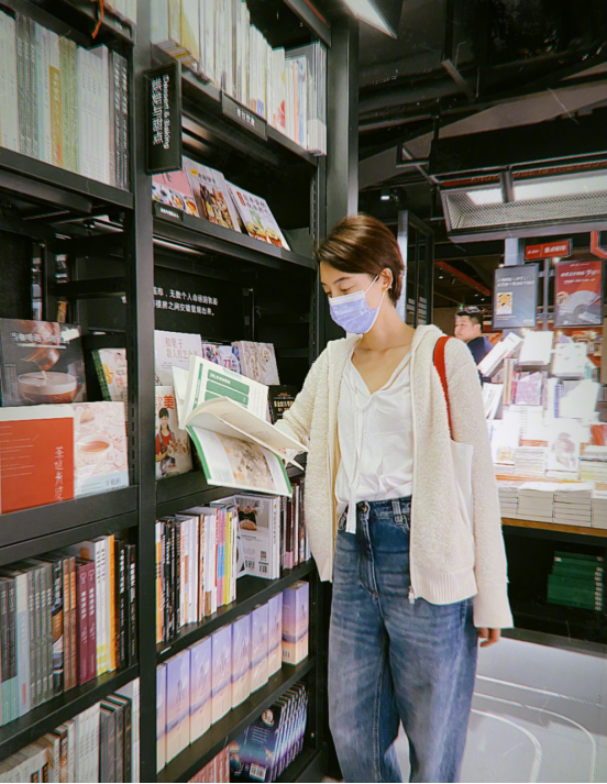 穿衣搭配|《扫黑风暴》李丽涓饰演者车晓，生活中穿搭优雅，精致且富足