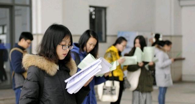 女孩|自考本科，找工作有用吗？能考公务员吗？