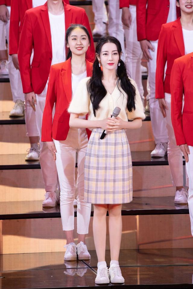 迪丽热巴|央视五四晚会，热巴“针织衫+格纹裙”扮学生妹，扎双马尾真显嫩