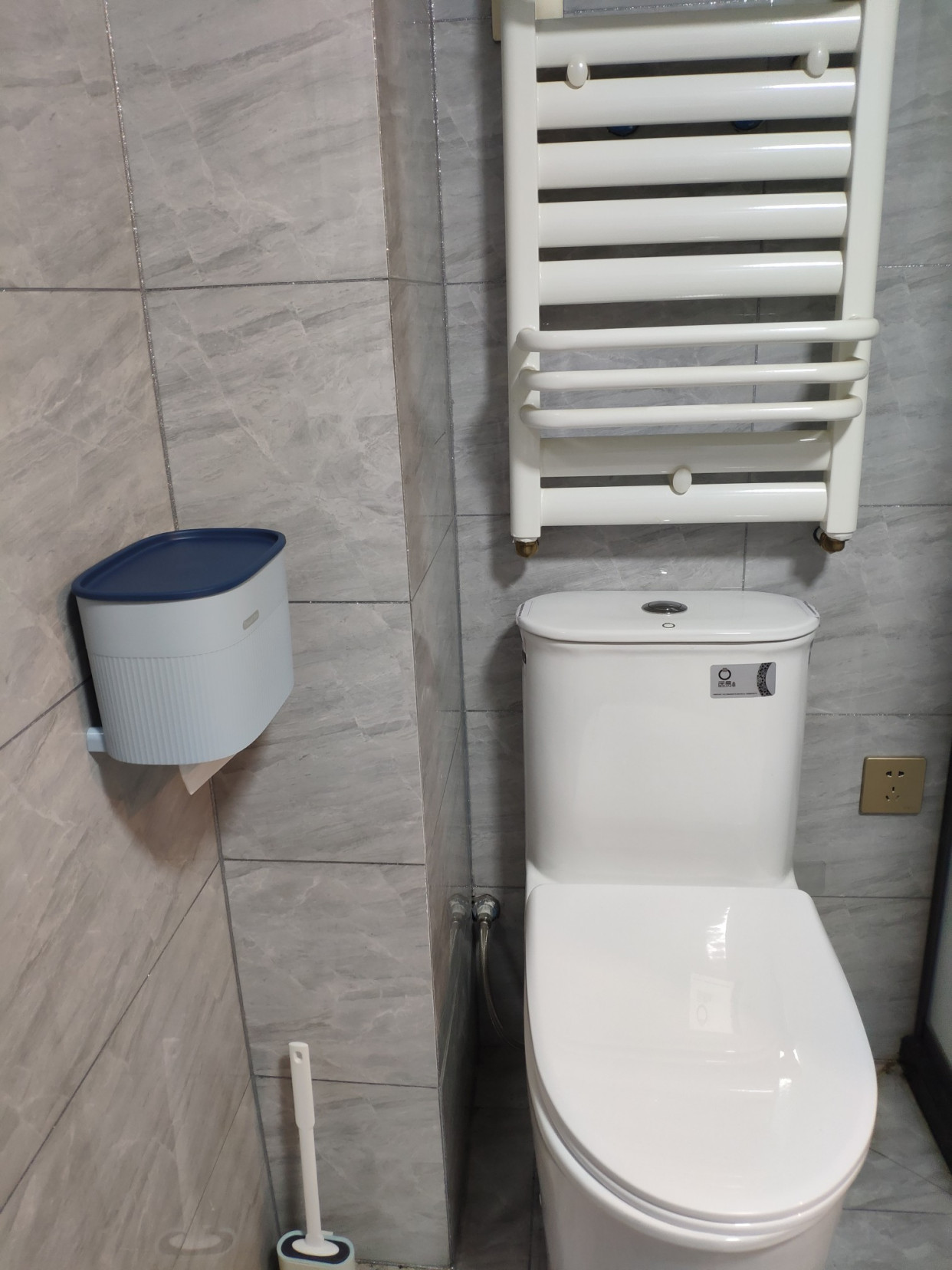 同样是小卫生间，看看人家的马桶边布置，干净利落、清清爽爽！