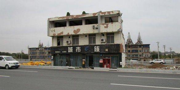 钉子户 扬州一“尴尬”钉子户，两层破旧小楼占据马路，快车道变慢车道
