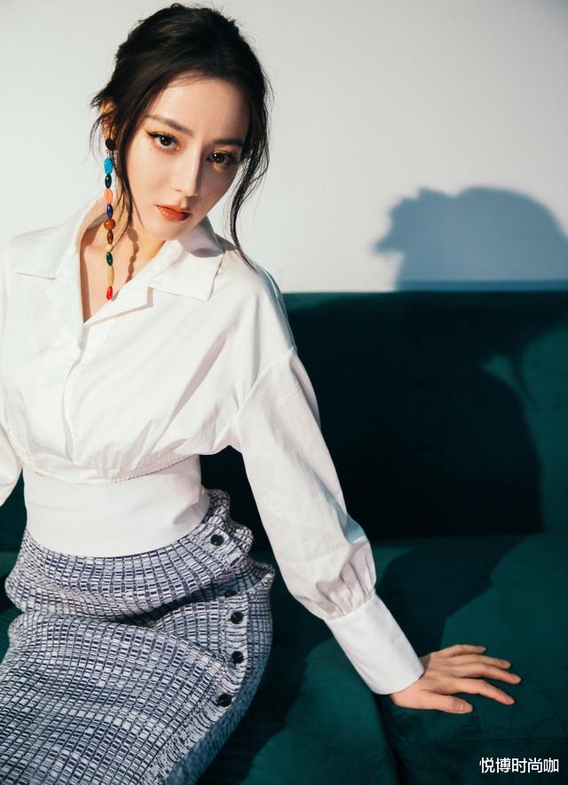迪丽热巴|?迪丽热巴穿得很严实反而更性感，白衬衫秀气质，“人鱼胯”吸睛