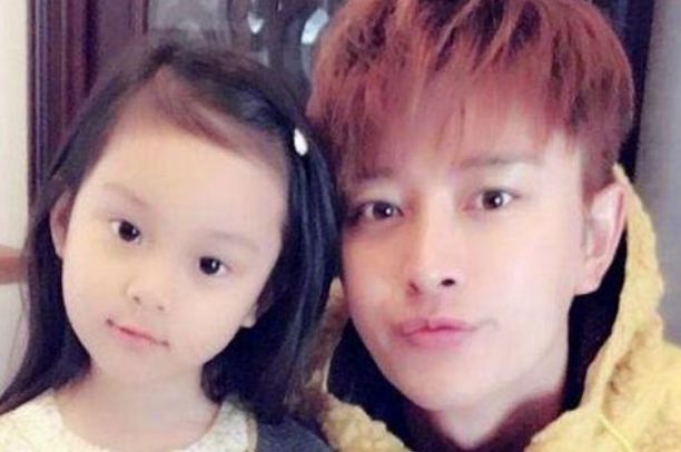 李小璐|李小璐为甜馨改名，贾乃亮新恋情曝光，二人复合几率彻底为零！