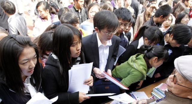 穿衣搭配|大学生找工作有多难？985硕士工资仅4000元，过年过节没脸回去