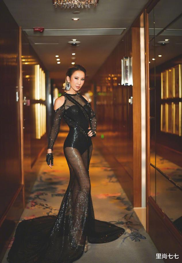 李玟|46岁李玟晒素颜照认不出,小眼睛高鼻梁比例失调,发际线更堪忧