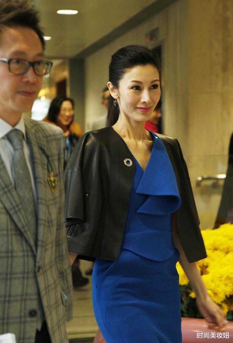赵雅芝|50岁李嘉欣也老了，穿蓝色裙随豪门老公亮相，一看脖子暴露年龄