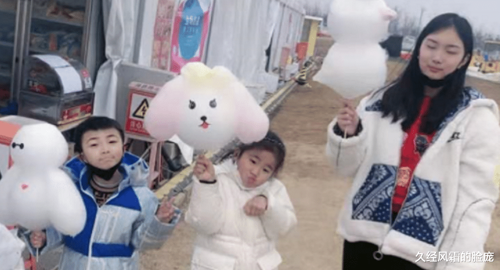 久经风霜的脸庞|李菁菁患癌后疑现身医院，身形消瘦模样虚弱，获90后老公贴心照顾