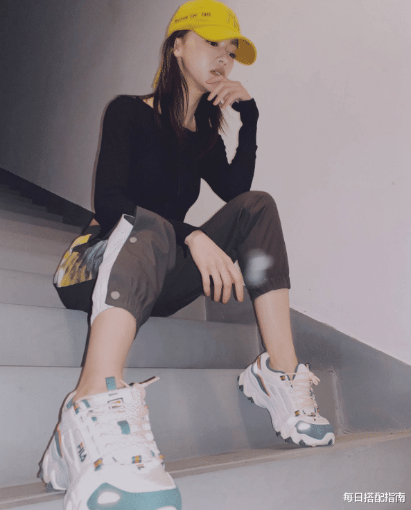 每日搭配指南 如何打造秋日氛围感穿搭？借鉴吴谨言的搭配思路，优雅减龄又时髦