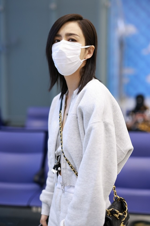 时尚潮流生活 佟丽娅越来越年轻?穿一套卫衣套装走机场,气质变得好极了!