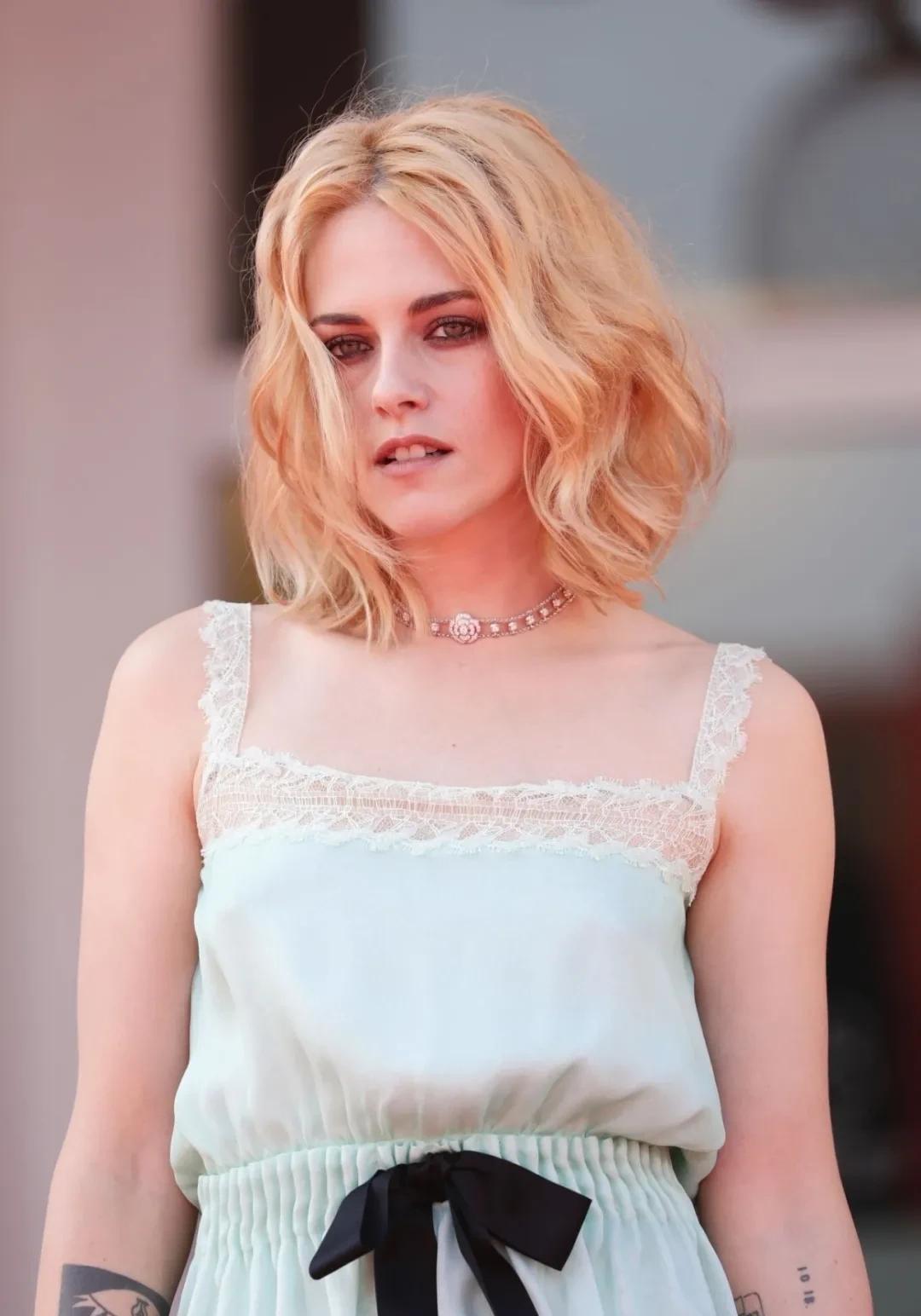 育邻人|组图：“小K”克里斯汀·斯图尔特携《斯宾塞》现身电影节