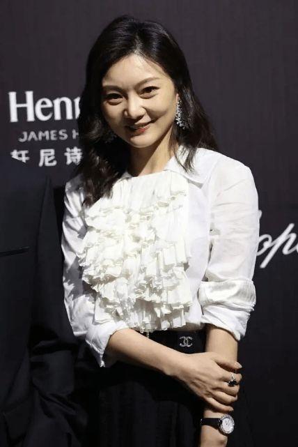 张艺谋|张艺谋小31岁妻子真有“阔太范”，浅蓝色缎面裙优雅大气，太美