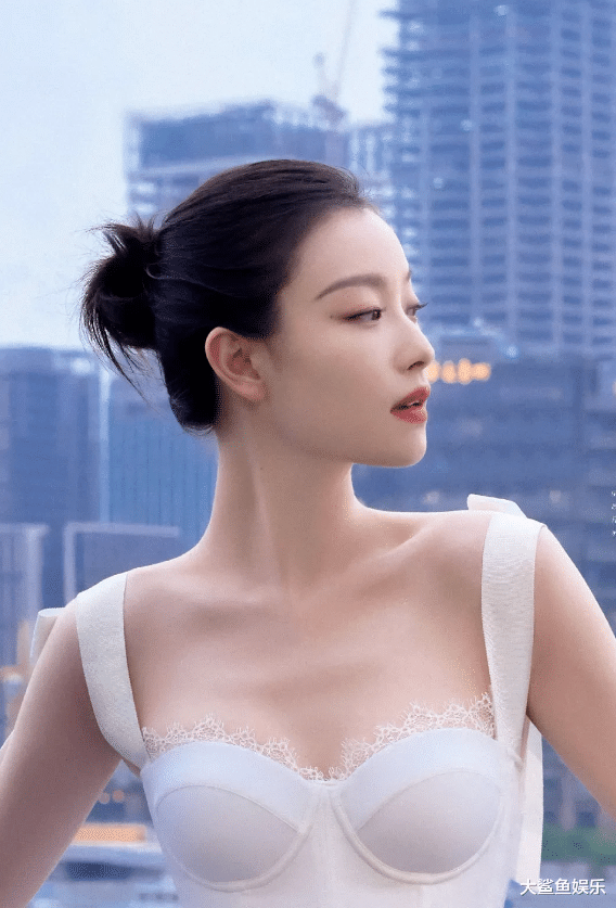 张柏芝|倪妮身穿一袭白色抹胸束腰紧身裙，藏不住的傲人曲线美成焦点