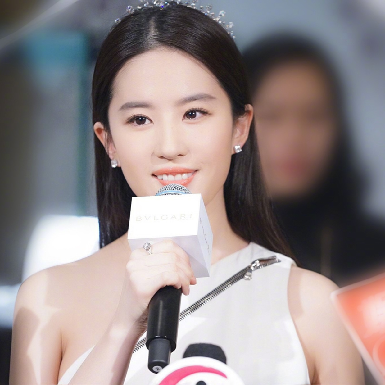 何有强|刘亦菲这颜值真无敌了，穿白色斜肩连衣裙优雅高贵，美得不可方物