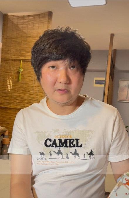 安杰|王大治露面古玩店！44岁留胡渣啤酒肚抢镜，网友称其中年发福了