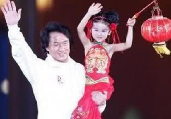 陆子艺|她6岁被成龙抱着上春晚，14岁却因长相被吐槽，如今现状打脸网友