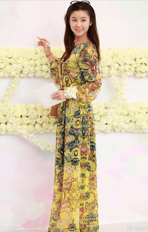 槑小姐侃说|真羡慕李小萌的“娃娃脸”，穿显老气的碎花裙仍有少女感，美出圈