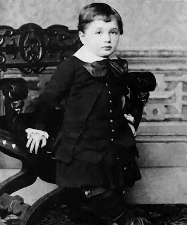 爱因斯坦 如果一个人以光速飞行10秒后,再回到地球,他还能见到家人吗?