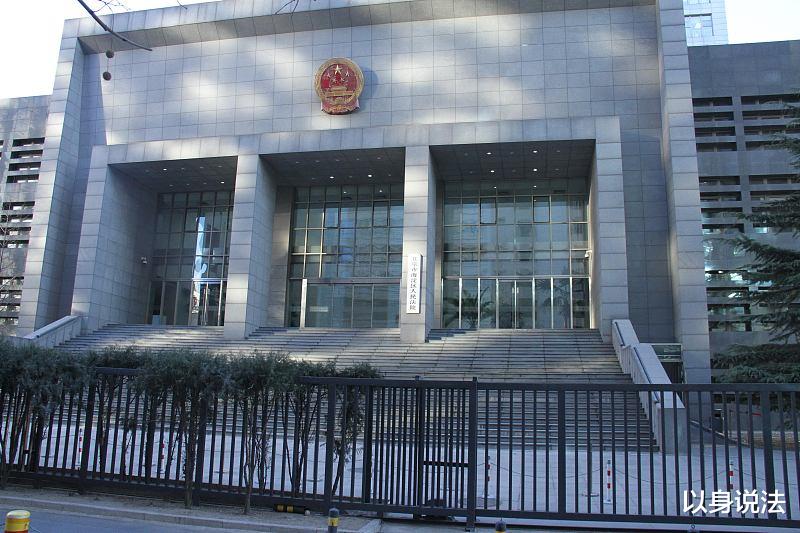 女子酒驾追尾后,被要求“陪一晚”私了,丈夫知道后报警