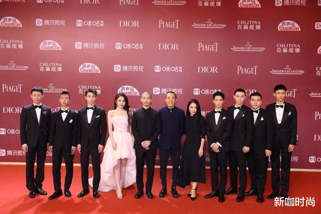 新咖时尚|张艺谋长女越来越美，穿黑色长裙优雅迷人，同框老爸气场丝毫不输