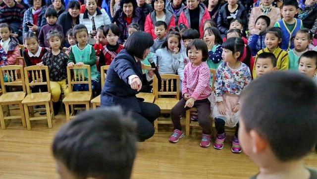 “人贩子”一句话拐走一班孩子，这种“防拐练习”真的有效果吗？