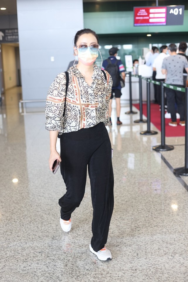 大表姐的时尚圈|一穿“花衬衫”就显老?50岁陶虹的造型文艺减龄,裤子可以这样搭