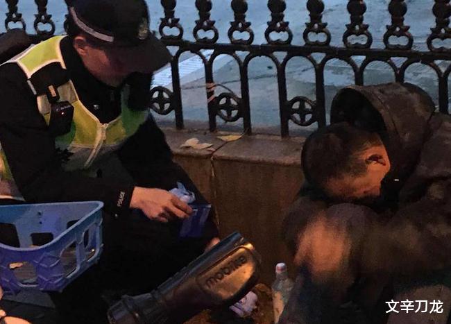 时尚小妹妹 中年男人街边独酌满目艰辛！网友：在他身上看见了心底的孤独